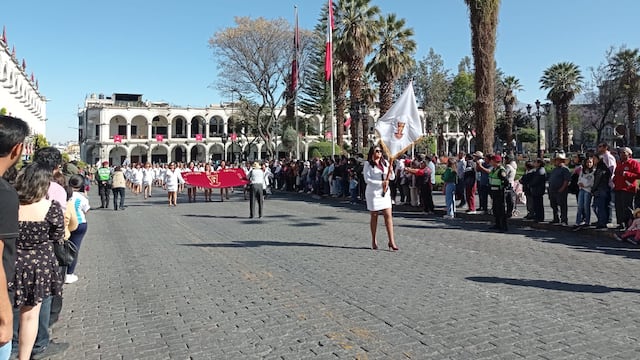 Enfermeras y personal de centros del adulto mayor en Arequipa participan en el desfile de honor (VIDEO)