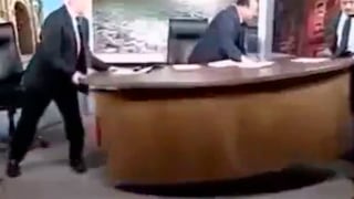 Políticos se pelean en programa en vivo y destruyen el set (VIDEO)