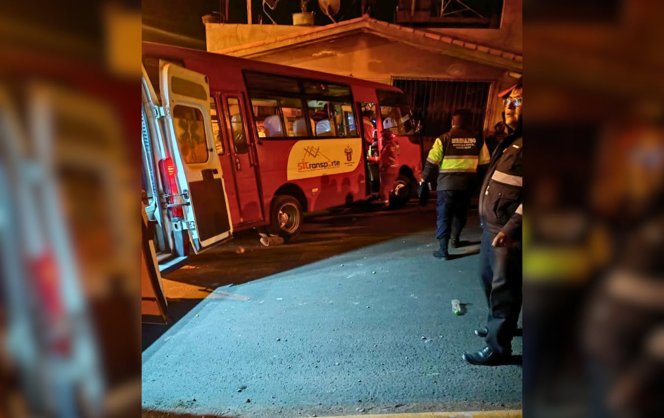 Accidente de tránsito ocurrió la noche de este viernes en el distrito de Mariano Melgar. Foto: Bomberos.
