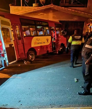 Accidente de tránsito ocurrió la noche de este viernes en el distrito de Mariano Melgar. Foto: Bomberos.