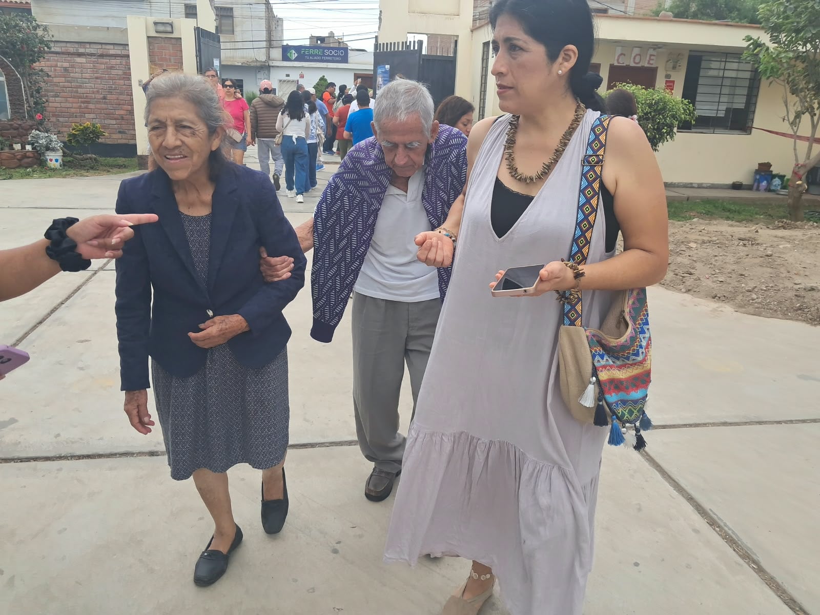 Acompañado de sus seres queridos, Carlos Teodoro Quiroz acudió a la I.E. Víctor Larco para sufragar y dejó una lección de patriotismo dirigida a la juventud.