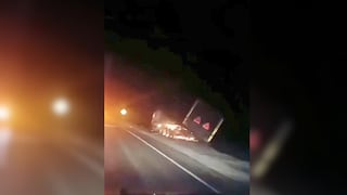 Arequipa: Camión frigorífico se incendia en plena Panamericana Sur (VIDEO)