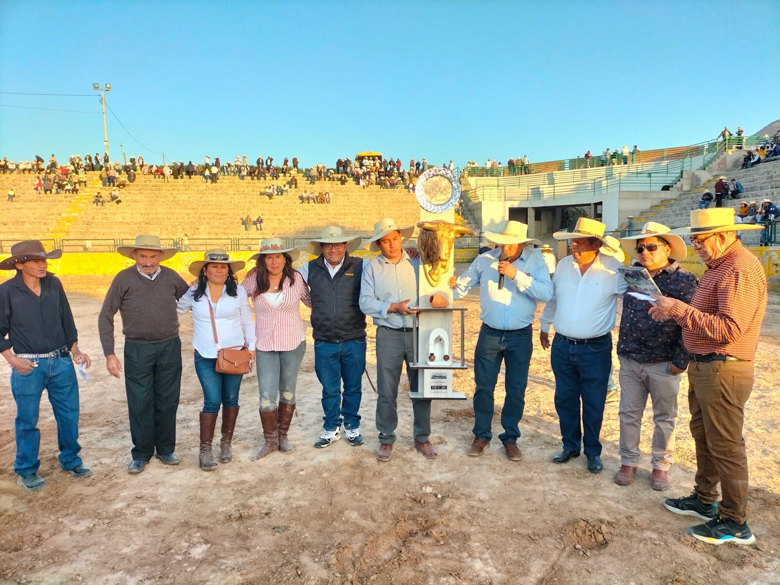 Ganadores de diferentes categorías en actividad. (Foto: Difusión)