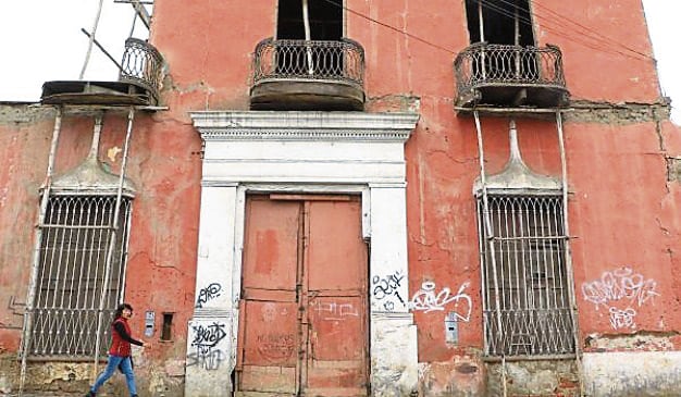 Colegio de Arquitectos advierte que “la proliferación de construcciones informales y la pérdida silenciosa del patrimonio edificado representan un peligro inminente”.