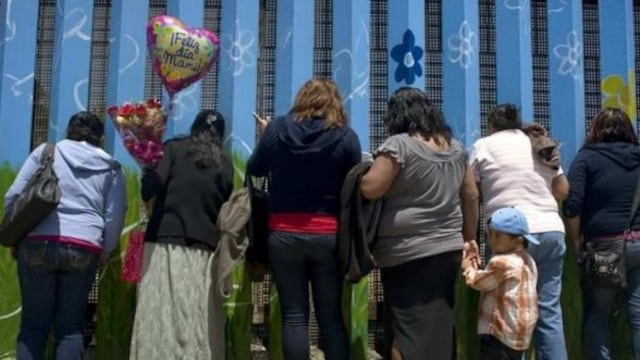​Día de la Madre: Deportadas celebran en muro fronterizo entre México y EE.UU.