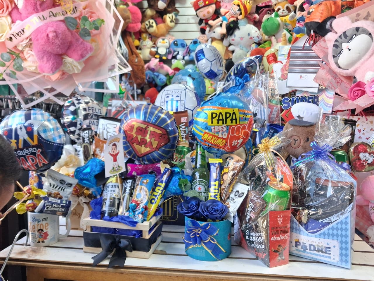 Regalos por el Día del Padre en el centro comercial La Barraca. (Foto: Flor Barrios/@photo.gec)