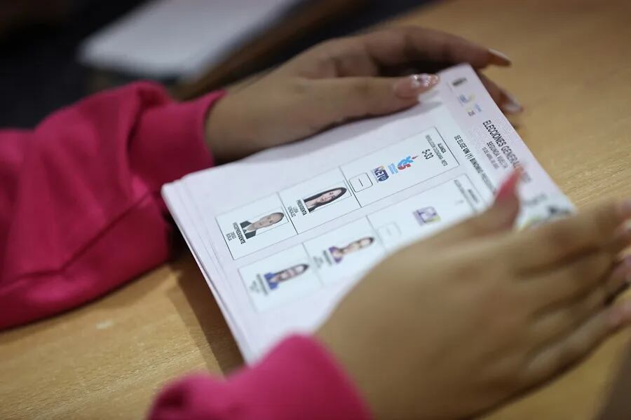 Una persona observa el tarjetón de votación durante la segunda vuelta de las elecciones a la Presidencia de Ecuador, este 13 de abril de 2025, en Canuto (Ecuador). EFE/José Jácome