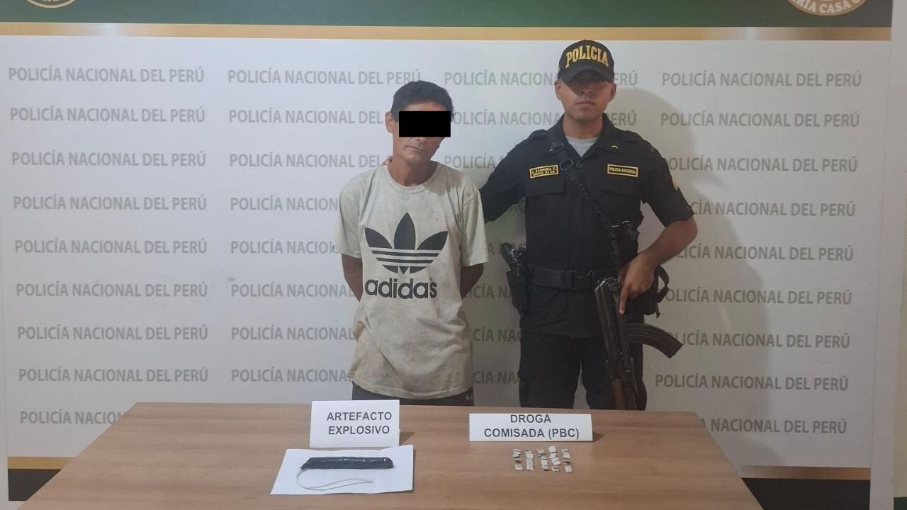 De acuerdo a la Policía, detenido llevaba escondido la dinamita en una bolsa a la altura de su cintura.