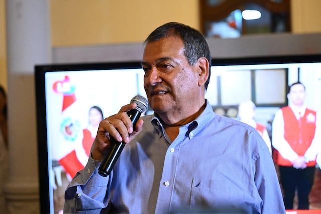 El candidato por partido "Buen Gobierno", Jorge nieto, recibió el flash electoral en su local en el centro de Lima. (Fotos: Paloma del Solar /@photo.gec)