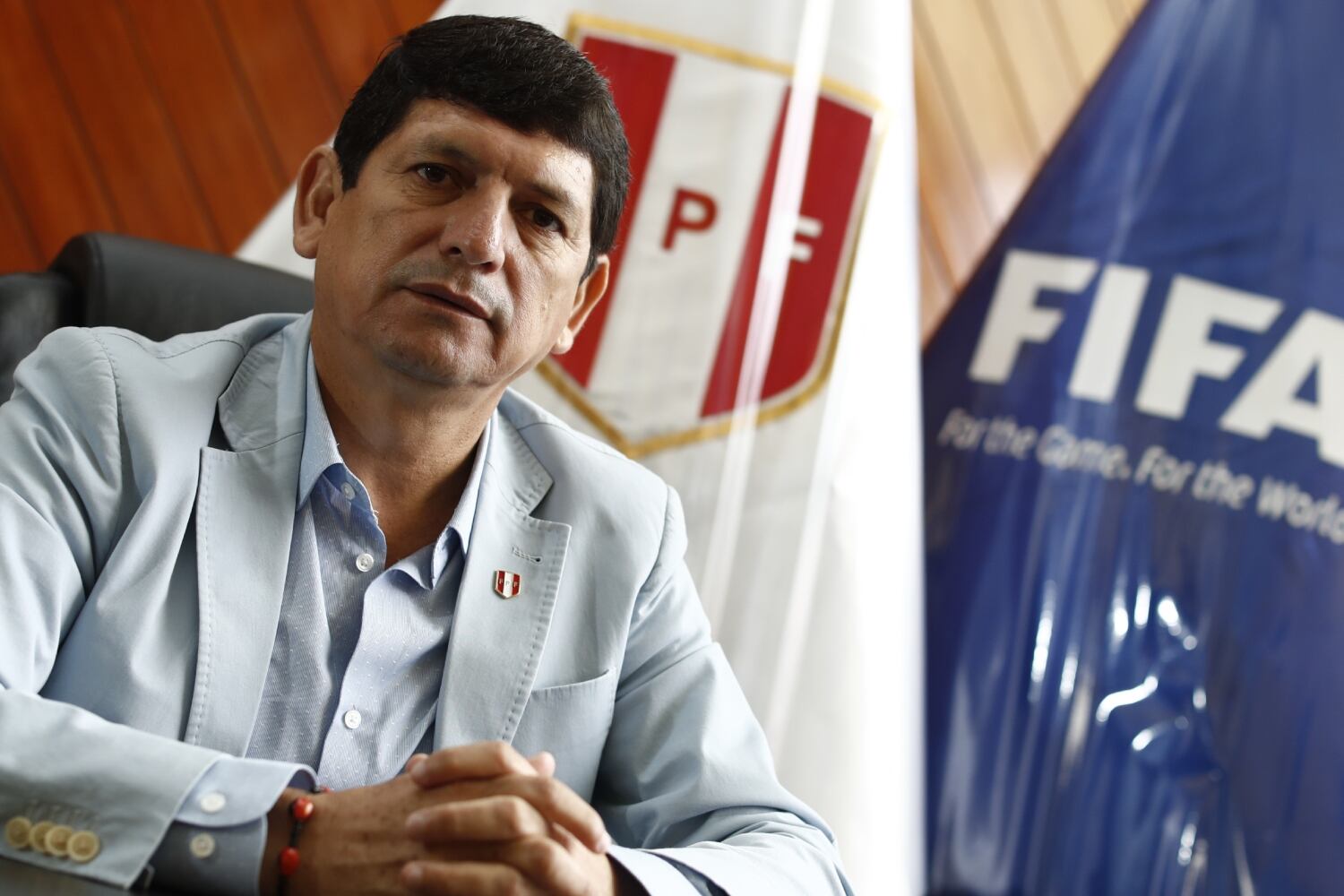 Pese a acumular una cadena de fracasos, el investigado por lavado de activos se ha hecho reelegir hasta el año 2030. La “Blanquirroja” acabó novena en la peor eliminatoria bajo este formato y veremos el mundial por TV pese a que por primera vez en la historia había seis cupos y medio. Una política de prebendas es la que impera en la FPF, donde el chongoyapeano tiene una corte de peseteros.