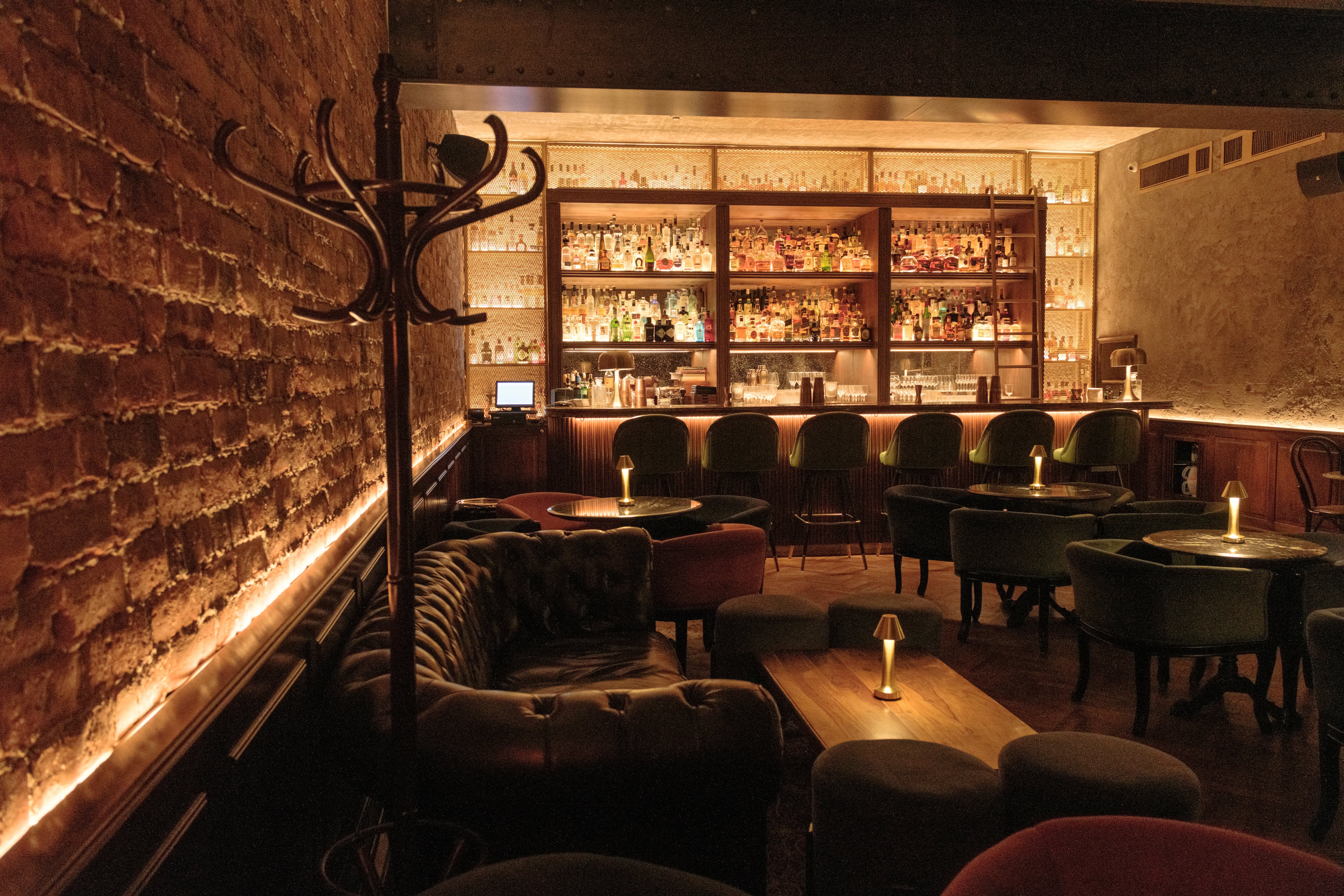 El bartender Reynier Mendoza se consagró como el ganador de la novena edición de la Semana del Negroni con una versión innovadora del clásico italiano que conquistó al jurado en Sala Osma Bar.