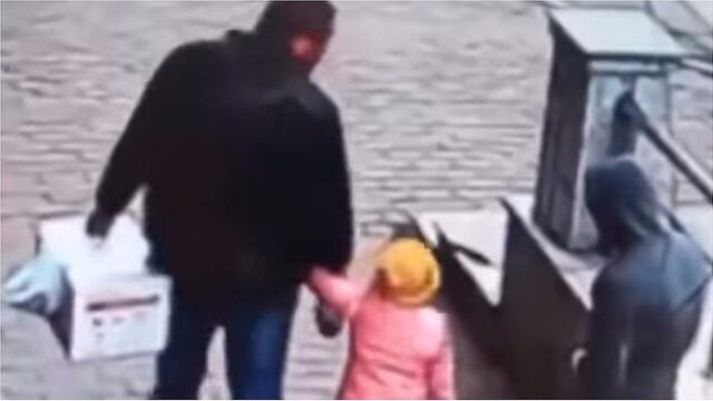 ​El angustiante momento en que un padre salva a su hija de ser secuestrada (VIDEO)
