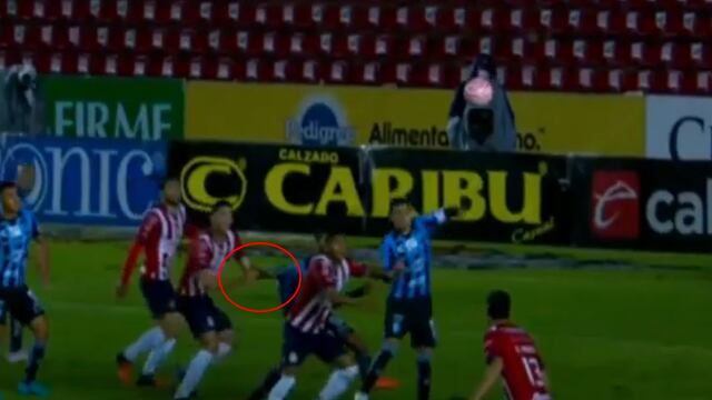 No fue su noche: Santiago Ormeño cometió penal sobre el final del Chivas vs. Querétaro