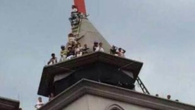 China: Defienden cruz de iglesia permaneciendo un mes sobre el techo