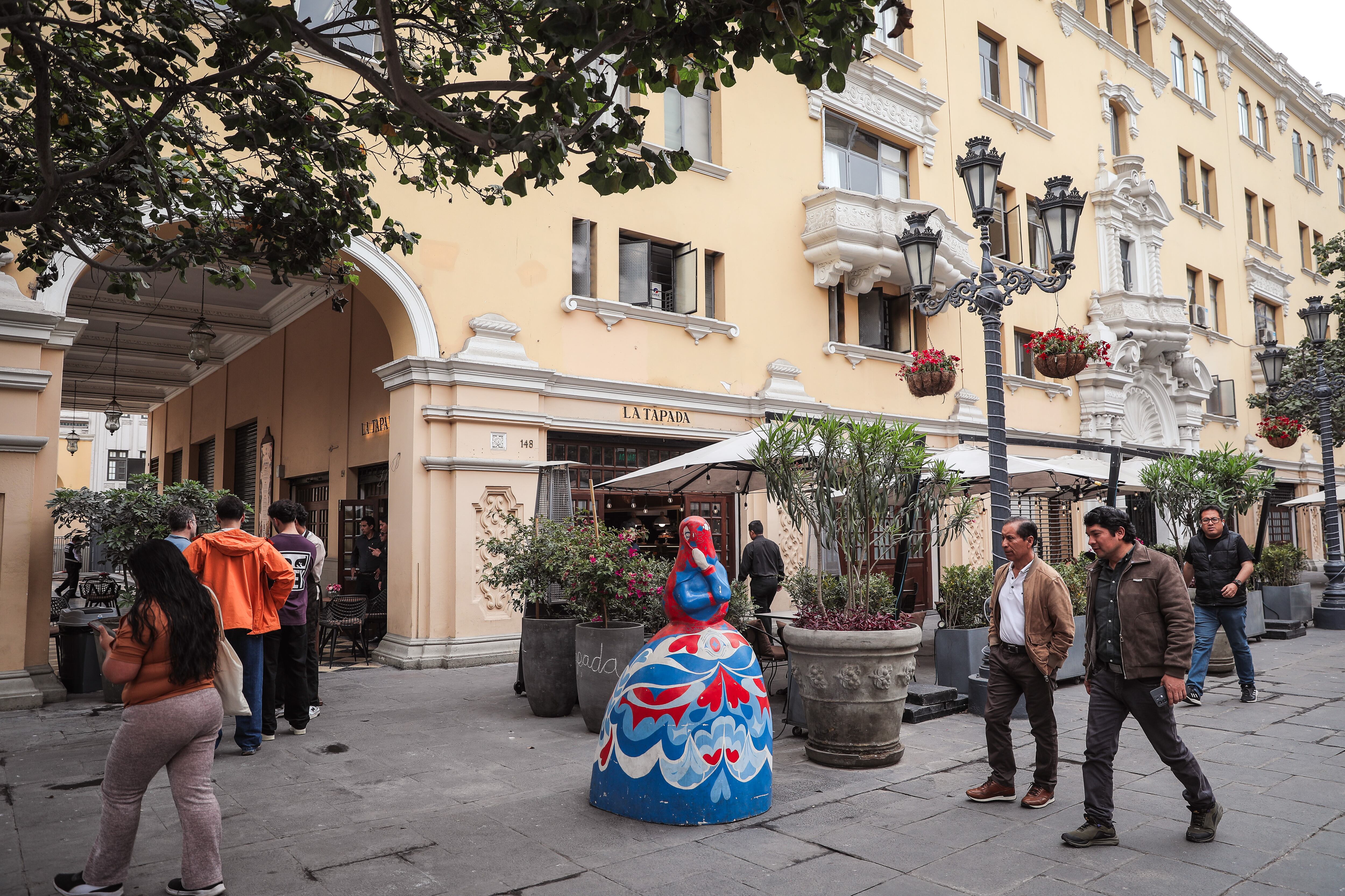 LIMA 21 DE NOVIEMBRE DE 2025
Entrevista a Sandra Campos, gerenta de la dulcería La Tapada, y fotos a fachadas de Maria Almenara y El Pan de la Chola en Centro de Lima.