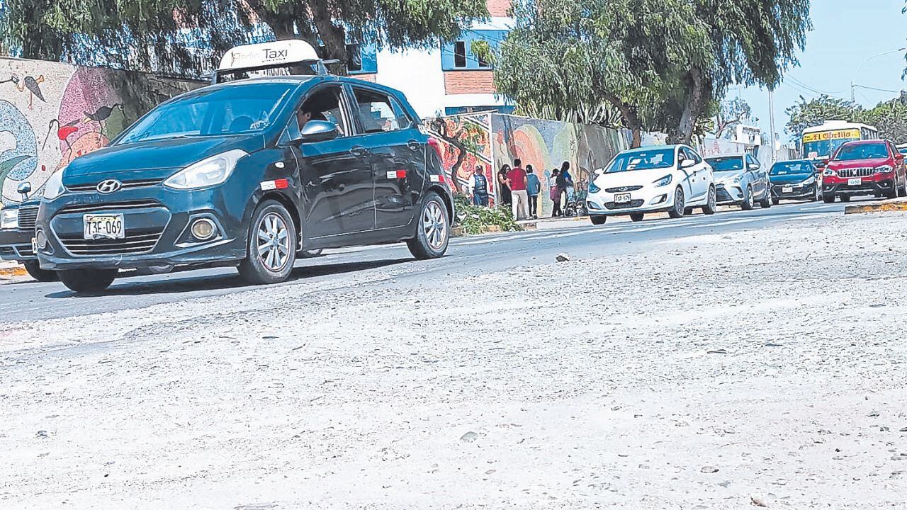 Solo un taxista de Trujillo pierde S/ 800 al mes y afirman que Arturo Fernández solo le importa invertir en show.