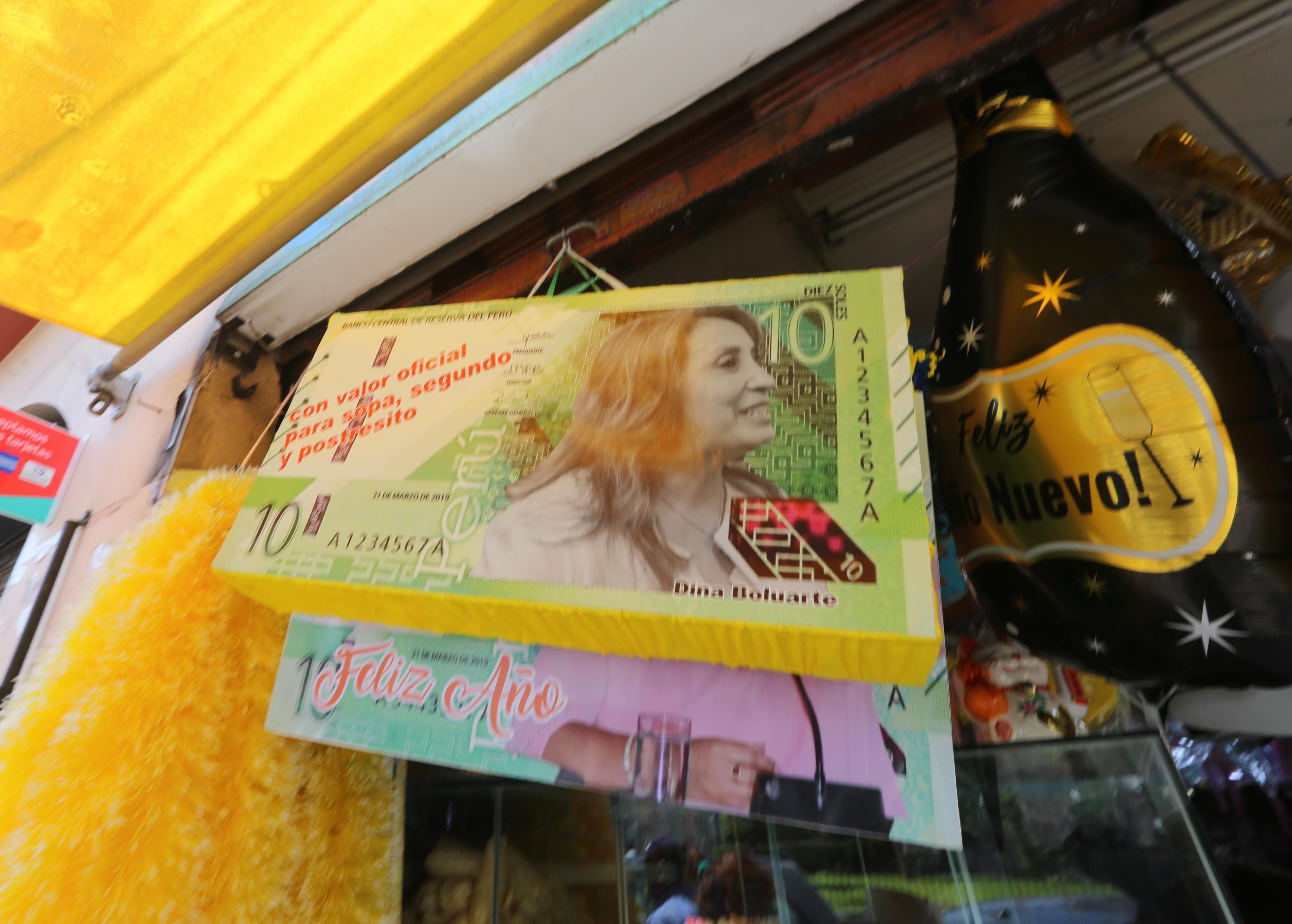 Billete de 10 soles con el rostro de la mandataria Dina Boluarte. Foto: Leonardo Cuito.