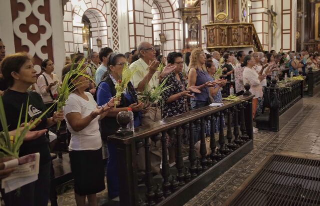 Fieles participan de la Eucaristía del Domingo de Ramos que preside el arzobispo de Lima, Monseñor Carlos Castillo. (Foto: Anthony Niño de Guzmán/ @photo.gec)