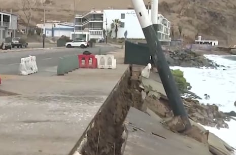Chorrillos: Oleajes provocan colapso parcial del malecón y cierran acceso a la playa La Herradura