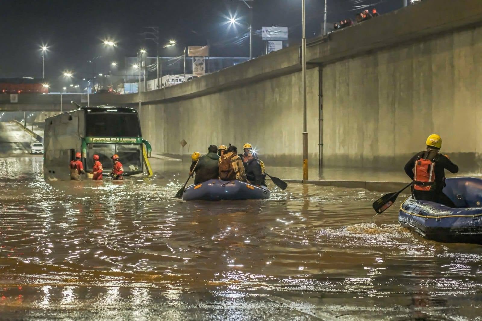 Los pasajeros fueron rescatados en balsas en la Variante de Uchumayo (Foto: Difusión)