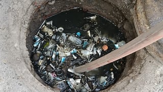 Piura: Extraen preservativos y otros desechos que obstruían el alcantarillado en Sullana