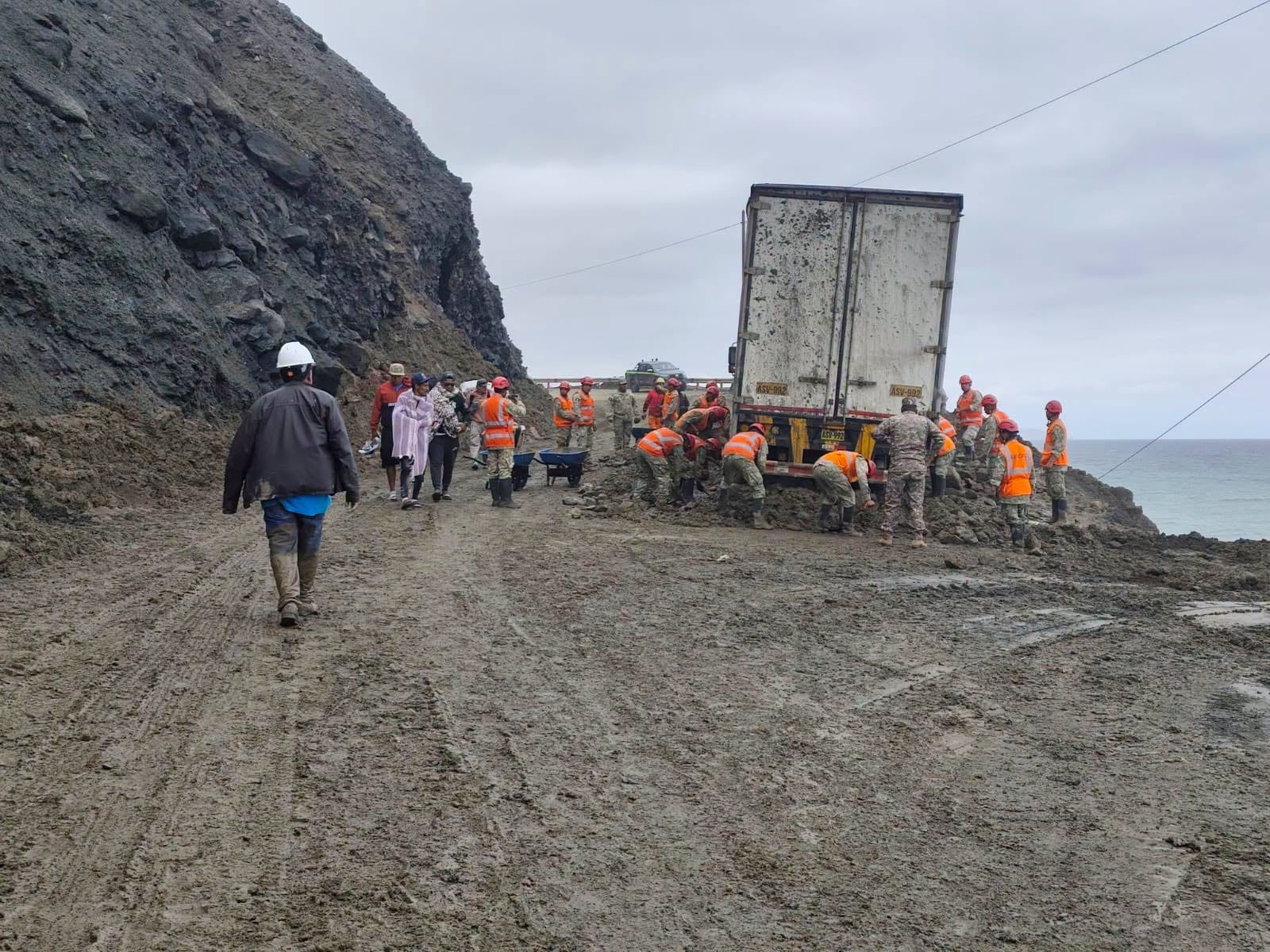 Ejército del Perú apoya en la liberación de camiones que quedaron atrapados por el huaico en la Panamericana Sur, en el tramo Atico-Ocoña, Arequipa. Foto: Tercera División del Ejército.