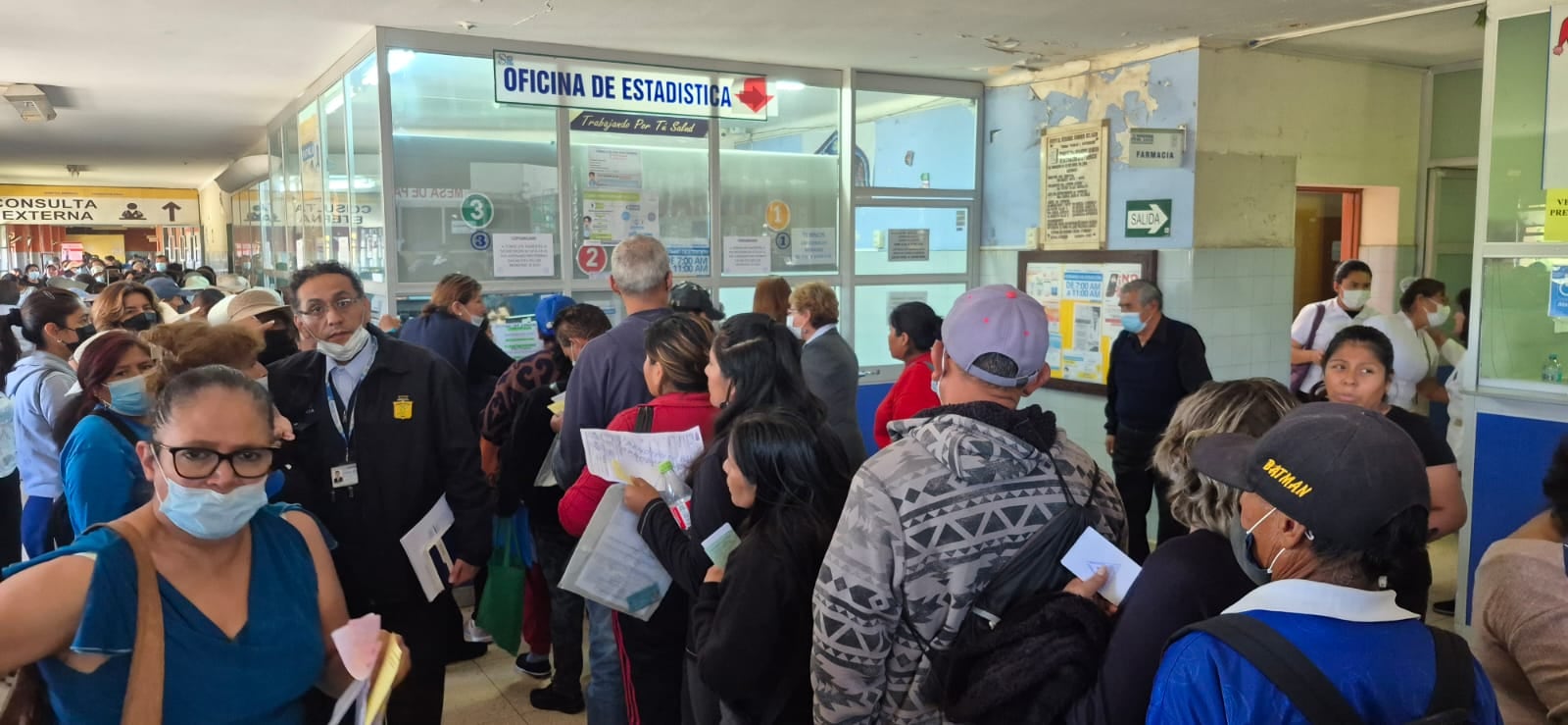 Desorden en el hospital Honorio Delgado por entrega de citas. Foto: GEC