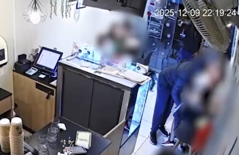 El atraco ocurrió la noche del 9 de diciembre y quedó registrado en cámaras de seguridad. Entre los afectados hay un policía de civil. El dueño afirma que es el segundo robo en menos de tres meses. (Captura de América Noticias)