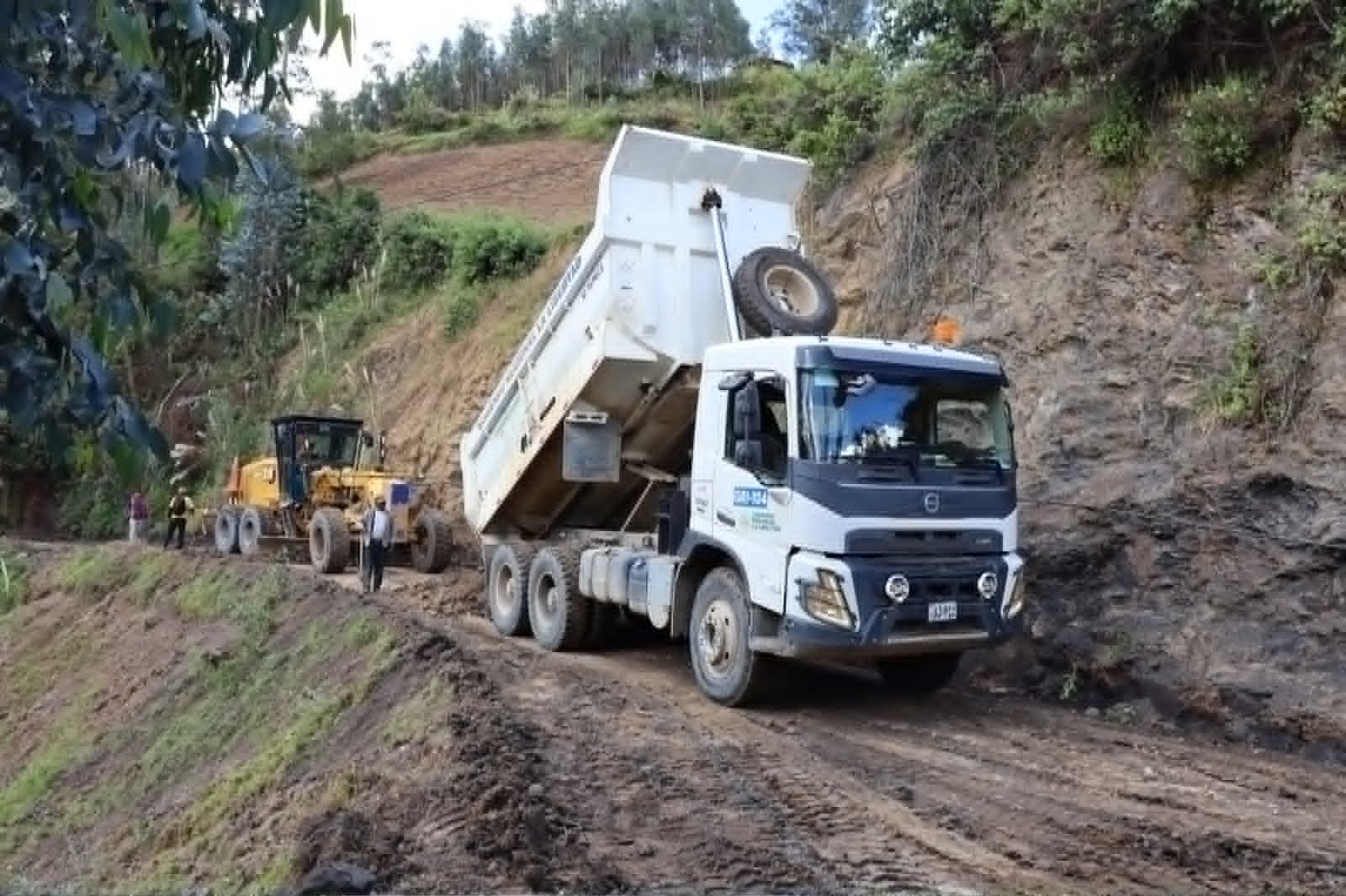 La Libertad: Mejoran 2.5 kilómetros de vía en el caserío El Chorro en Huamachuco