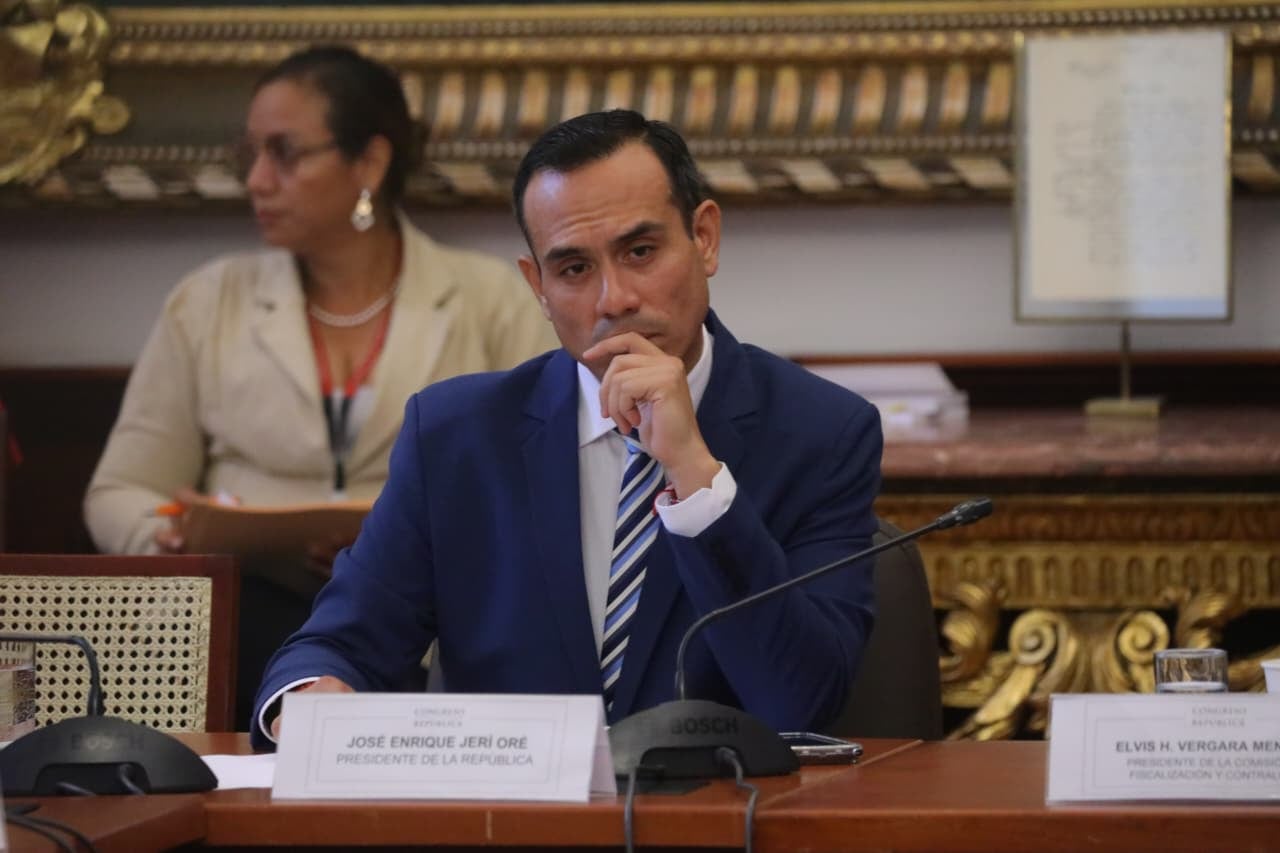 El presidente José Jerí se presentó en la Comisión de Fiscalización del Congreso, para dar sus descargos, tras revelarse reuniones fuera de agenda con un empresario chino. Foto: Antonio Melgarejo/ @photo.gec