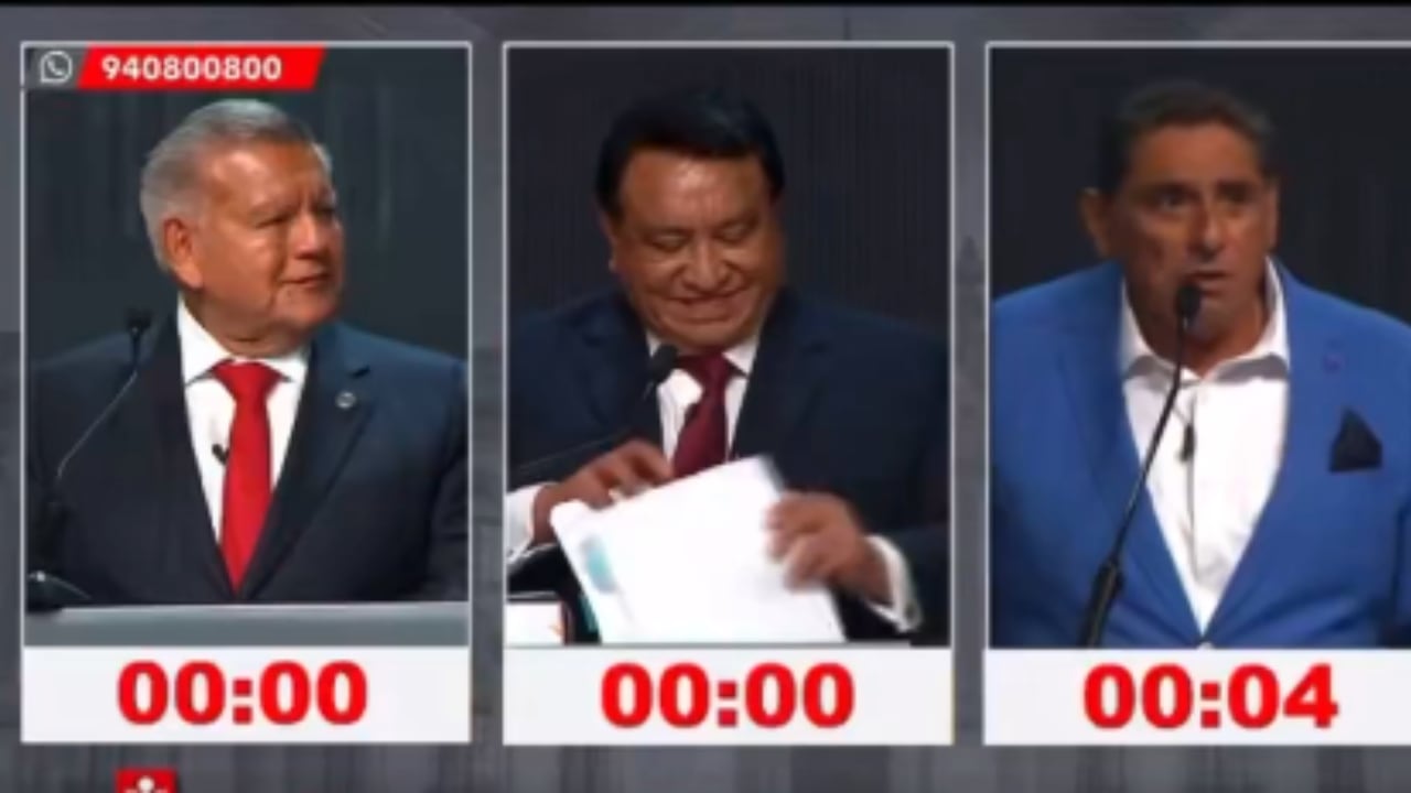 Carlos Álvarez parodia a César Acuña en pleno debate y genera risas entre los demás candidatos. Foto: Tv Perú.