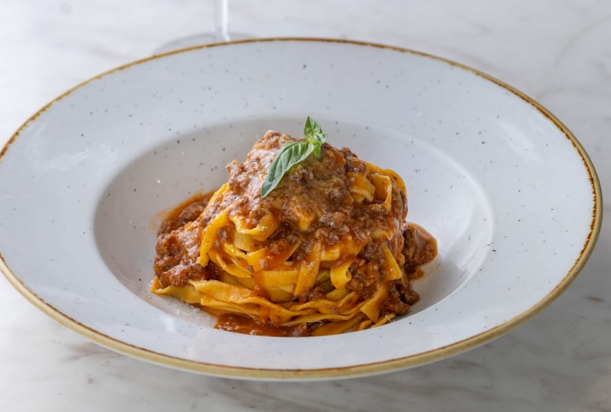 Este 25 de octubre se celebra el Día Mundial de la Pasta. El chef Miguel Hernández comparte cinco consejos para cocinarla al dente y combinarla con la salsa ideal en casa.