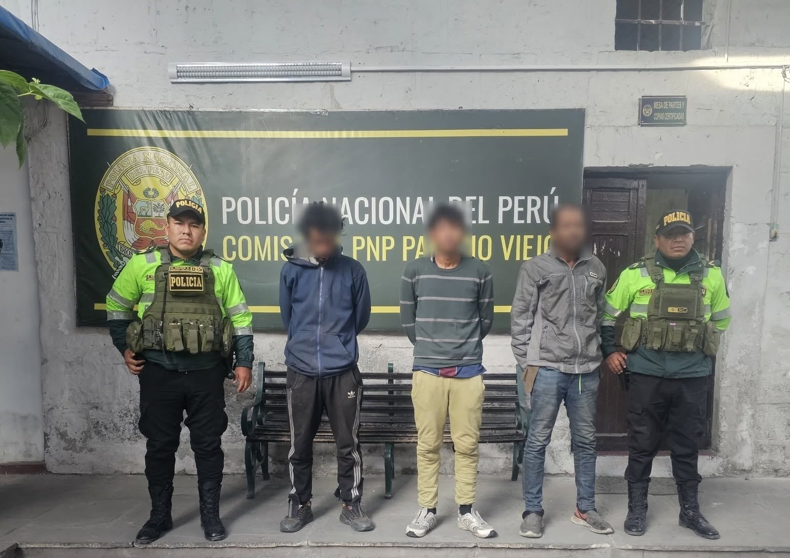 Extranjeros de la banda delictiva “Los Chamos de La Parra” involucrados en el delito de fabricación, comercialización, uso o porte de armas en Arequipa. Foto: PNP.