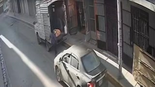 Dos quedan graves tras choque de auto contra furgón en Huancayo