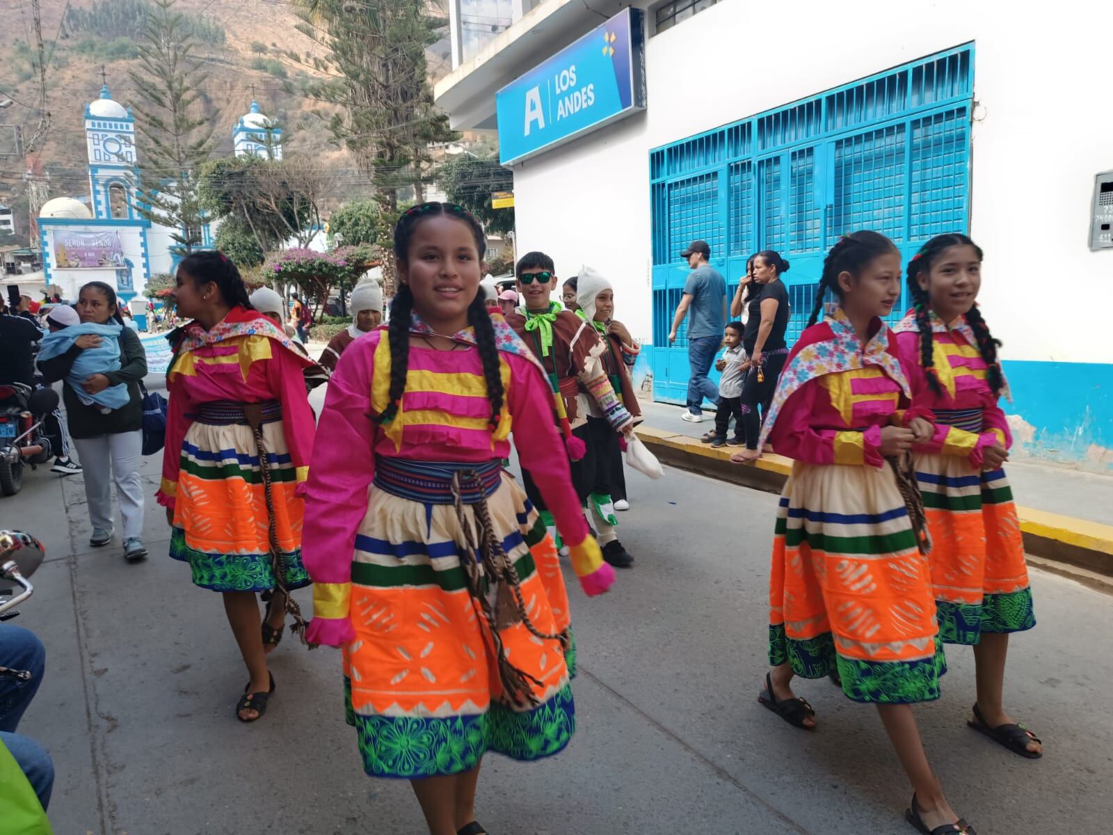 Se confunden en fiesta por aniversario institucional