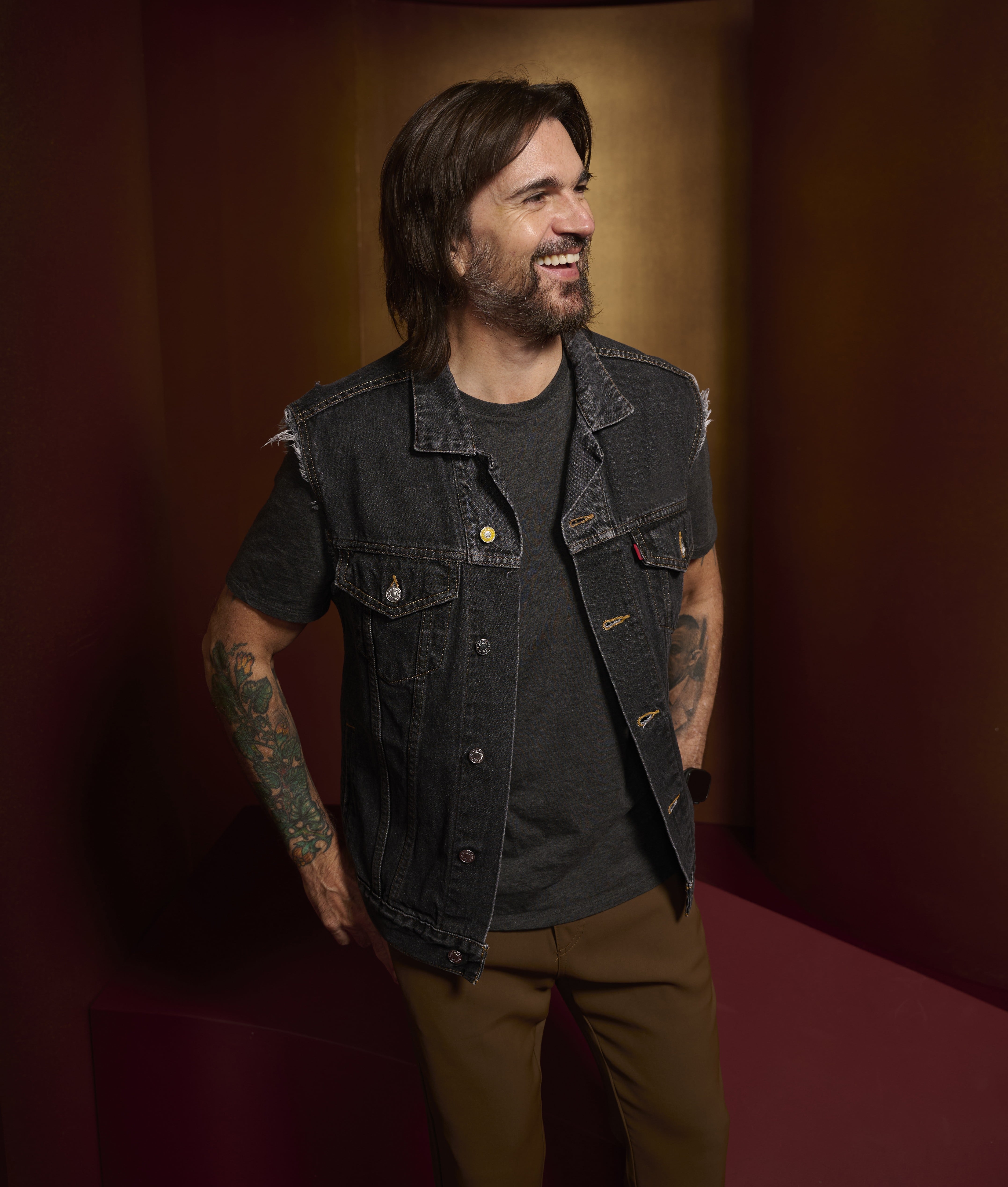 Juanes estrena el nuevo sencillo y su video “Timelapse De Sol”, en colaboración con la aclamada banda venezolana Rawayana. También incluye colaboraciones junto
a Bomba Estéreo (“Muérdeme”), Conociendo Rusia (“Cómo Pudiste”), Mon Laferte (“Vuelve”) y Vivir Quintana (“Humano”) (Foto: ALFREDESIGNS)