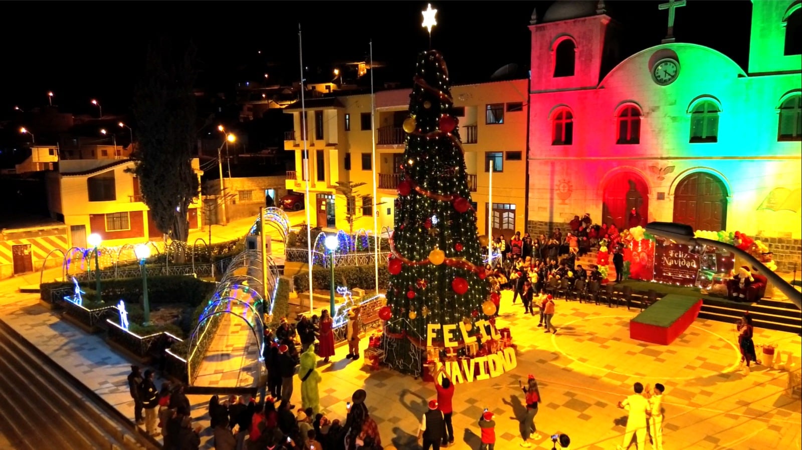 El árbol fue ensamblado en ocho partes, ocupando más de 750 metros de guirnaldas. (Foto: Difusión)