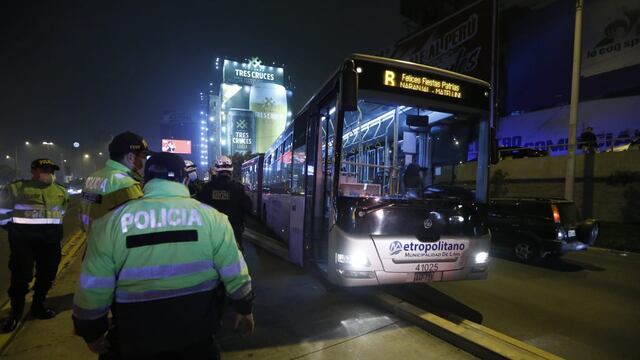 Bus del Metropolitano pierde el control y se sale de su carril en la vía Expresa (FOTOS)