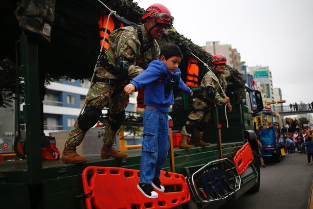 Regresa el Gran Desfile y Parada Militar por Fiestas Patrias. Cientos de peruanos acudieron a la ceremonia y se tomaron fotos con los uniformados. (Foto: HugoCurotto @phto.gec)