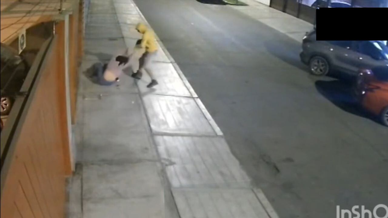 Asalto se registró en la urbanización California, en el distrito de Víctor Larco Herrera. Hampones se llevaron la cartera de la mujer.