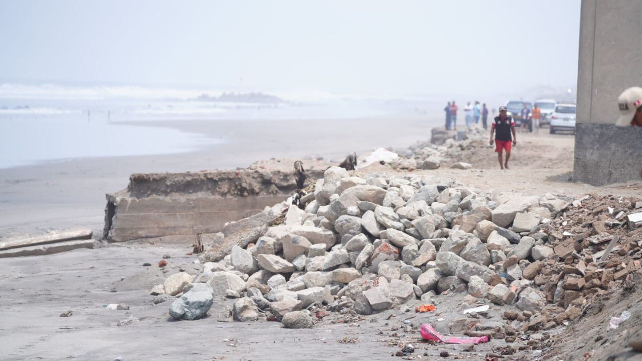 El gobernador regional, César Acuña, conversó con familias afectadas por problemática y dejó su compromiso de hallar una pronta solución.