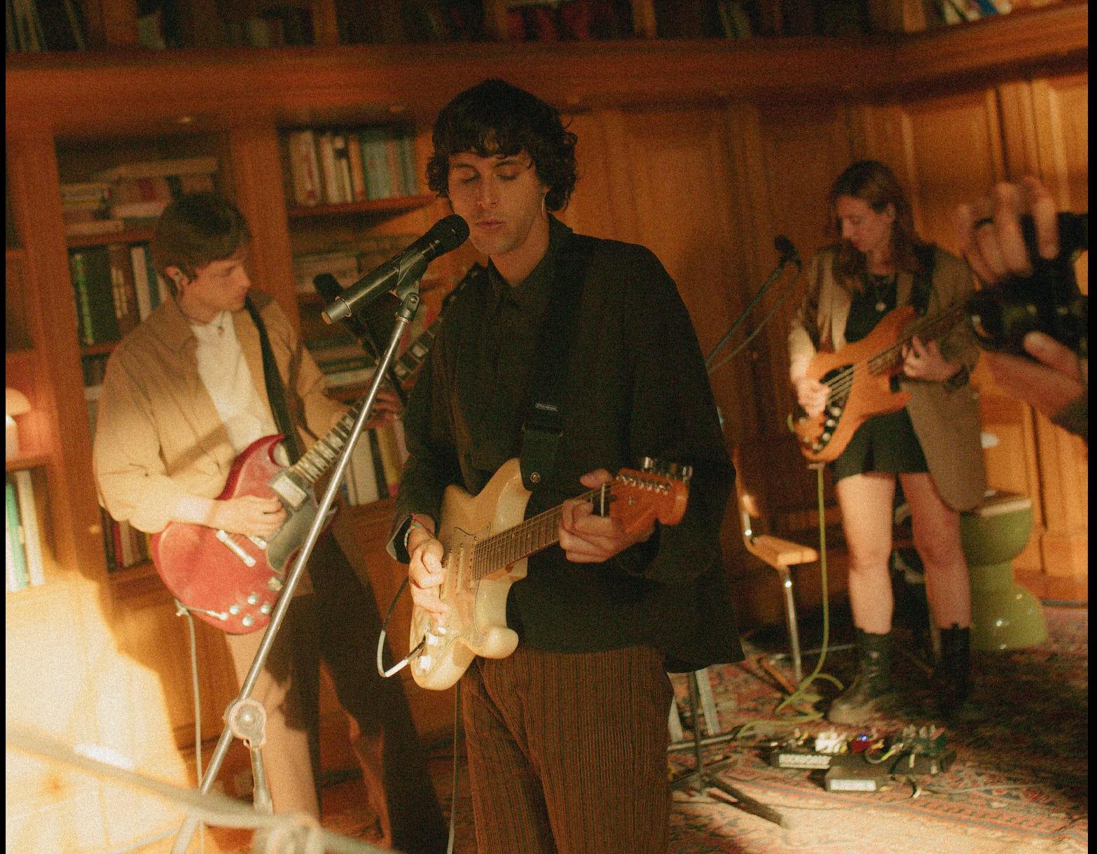 El lanzamiento se estrenó este 11 de diciembre en YouTube y Spotify, como cierre de un año marcado por giras internacionales y reconocimiento global.