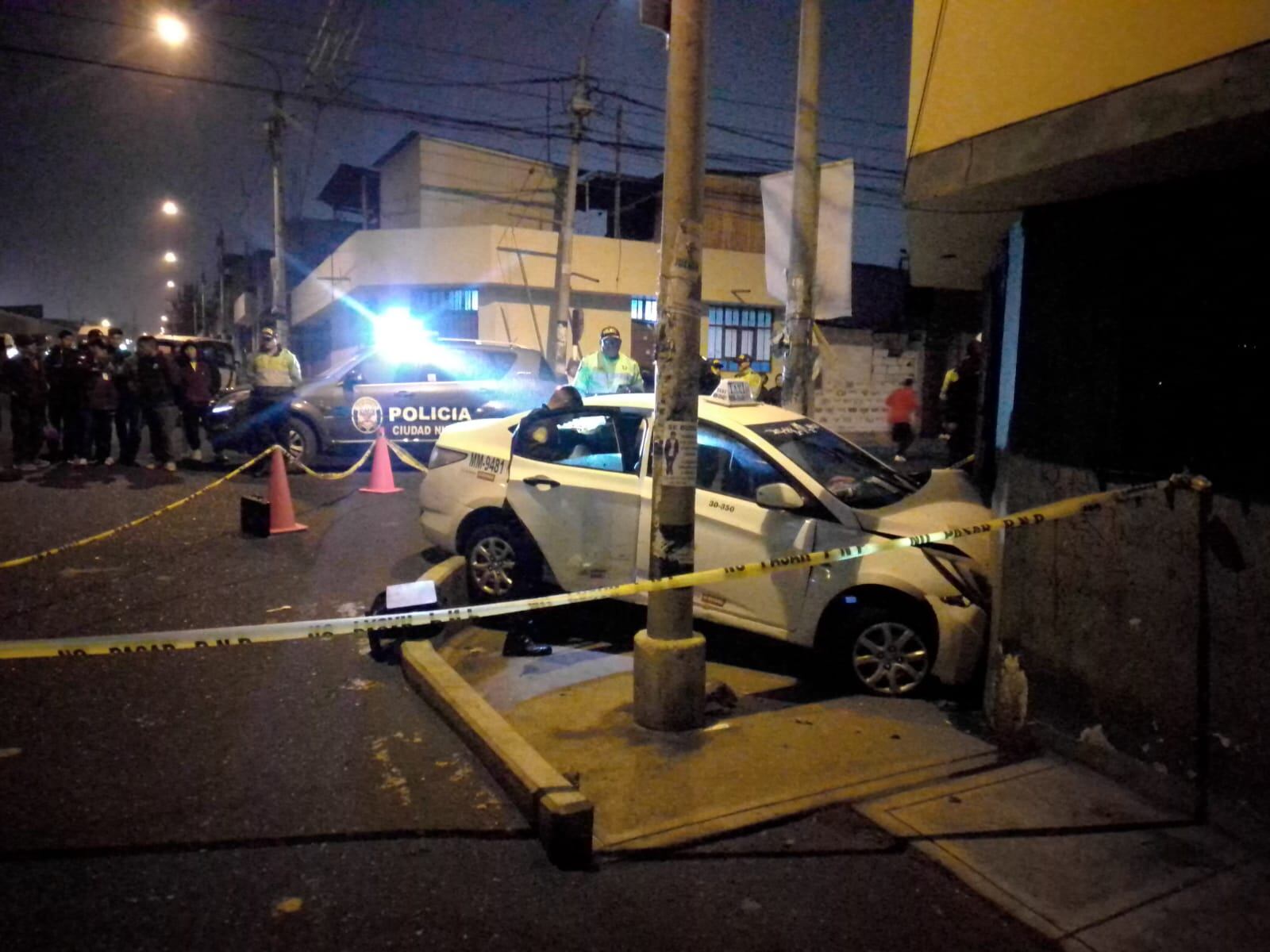 Un vehículo con presuntos delincuentes se estrelló en la esquina de las calles Emancipación y Baquijano y Carrillo. (Foto: Adrian Apaza )