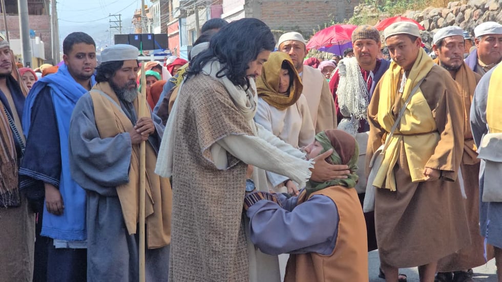 Jesús haciendo milagros, durante la escenificación en Paucarpata, Arequipa. (Foto: Yunsu Pariapaza/@photo.gec)