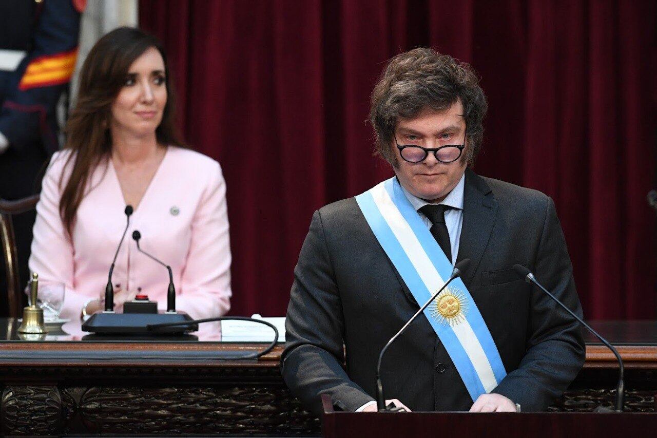 La administración del presidente Milei decide retirar a Argentina de la OMS, argumentando diferencias profundas en la gestión de la pandemia, medida que, según sus portavoces, refuerza la soberanía nacional en materia de salud. Foto: Noticias Argentinas/ elDiarioAR