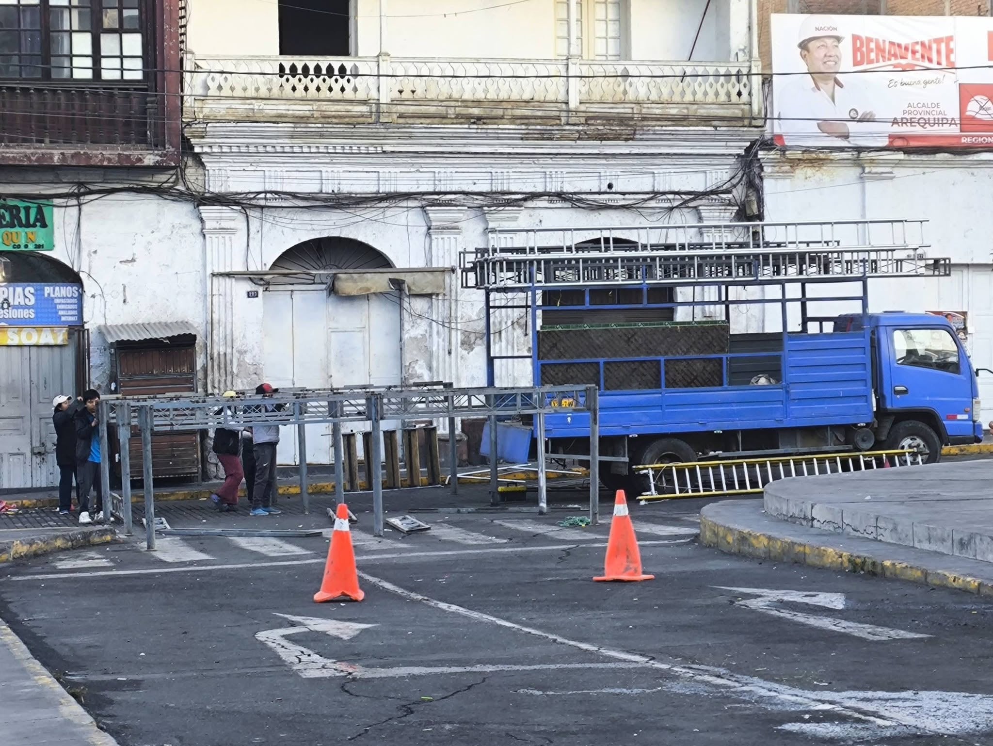 Plaza España en Arequipa amaneció con áreas verdes dañadas y basura tras concierto de Arequipa Avancemos. Foto: La Vanguardia Noticias/Facebook.