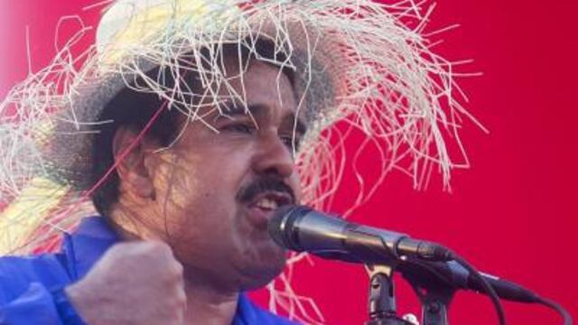 Maduro usa sombrero con un pajarito en acto de campaña