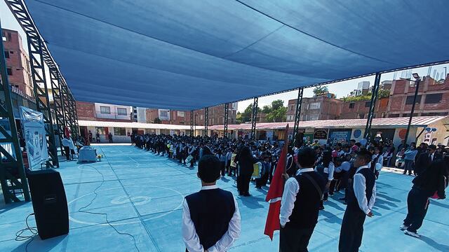 Escolares en Arequipa vuelven a comenzar el año en aulas de madera por obra inconclusa de colegio