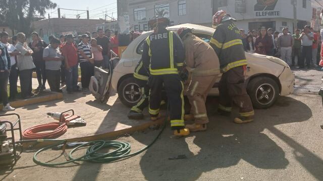 Tacna: Bomberos cortan vehículo para rescatar a conductora tras fuerte colisión