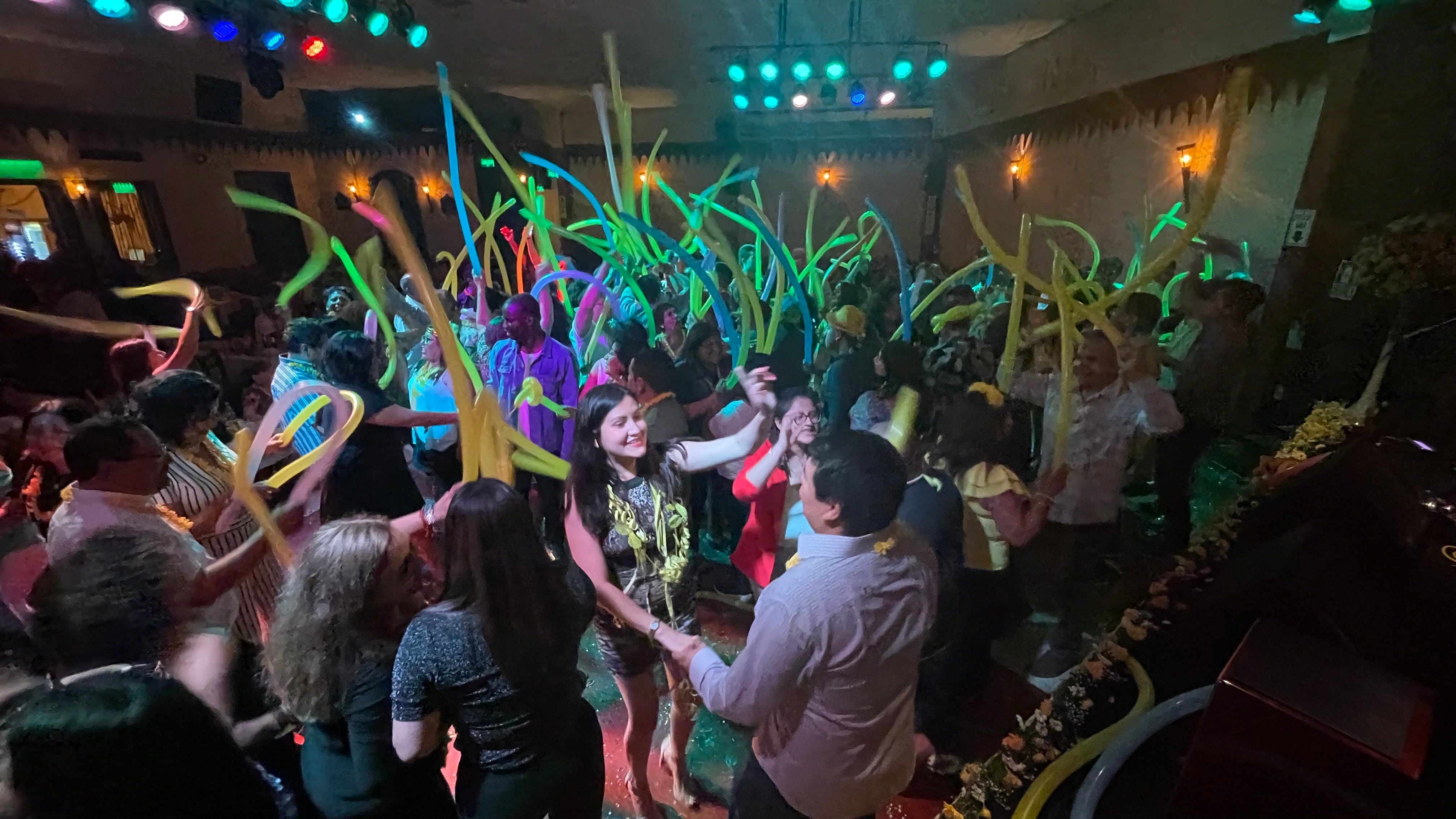 El centro cultural “La Candelaria”, ubicada en Barranco, ofrecerá a su público danzas peruanas de las tres regiones del país, ritual místico de pago a la tierra, tropa de sikuris, hora loca afroperuana y orquesta en vivo a partir de las 9pm.